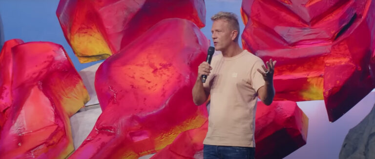 ICF-Pastor Leo Bigger predigt auf der Bühne von Jesus und heteronormativen Familienwerten. | YouTube