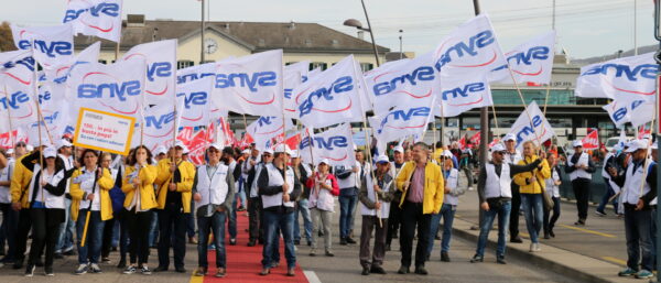 Mitglieder der Gewerkschaft Syna an einer Demonstration. | zVg