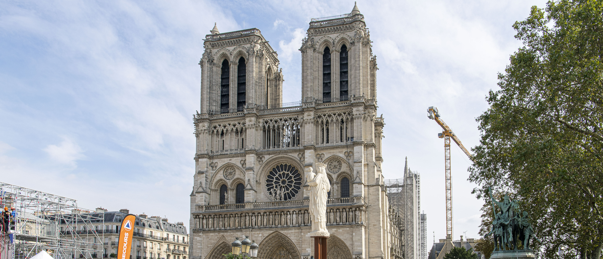 Baustelle Notre-Dame. Die Kathedrale ist teilweise eingerüstet.