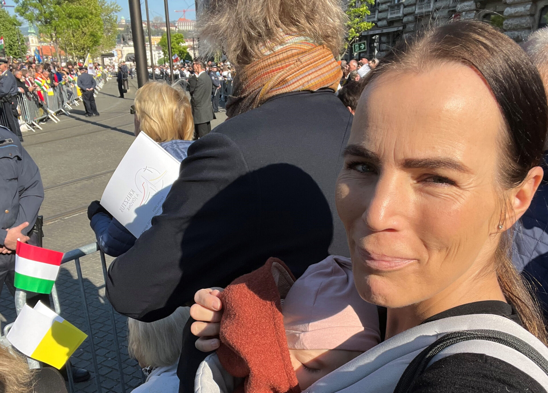 Evelin Kerékgyártó wartet auf den Papst.