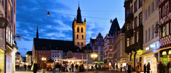 Platz mit Kirche in der Stadt Trier. | neufal54