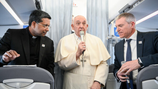 Papst Franziskus spricht im Flugzeug mit Journalisten. | KNA