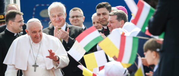 Papst Franziskus wird in Ungarn freundlich empfangen. | KNA