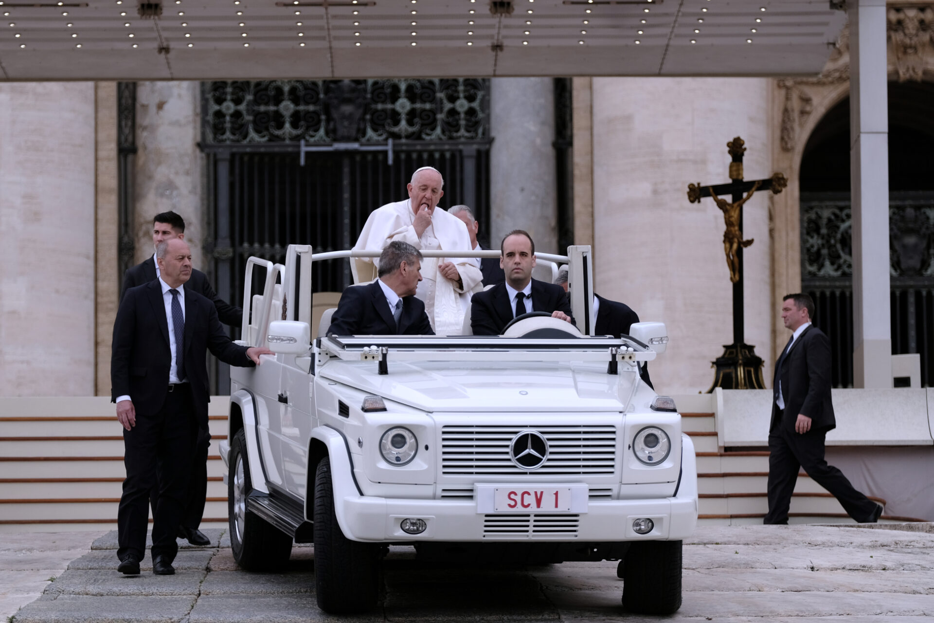 Papst sprayt ein Mittel in den Mund. Wahrscheinlich aufgrund der Lungenbeschwerden.