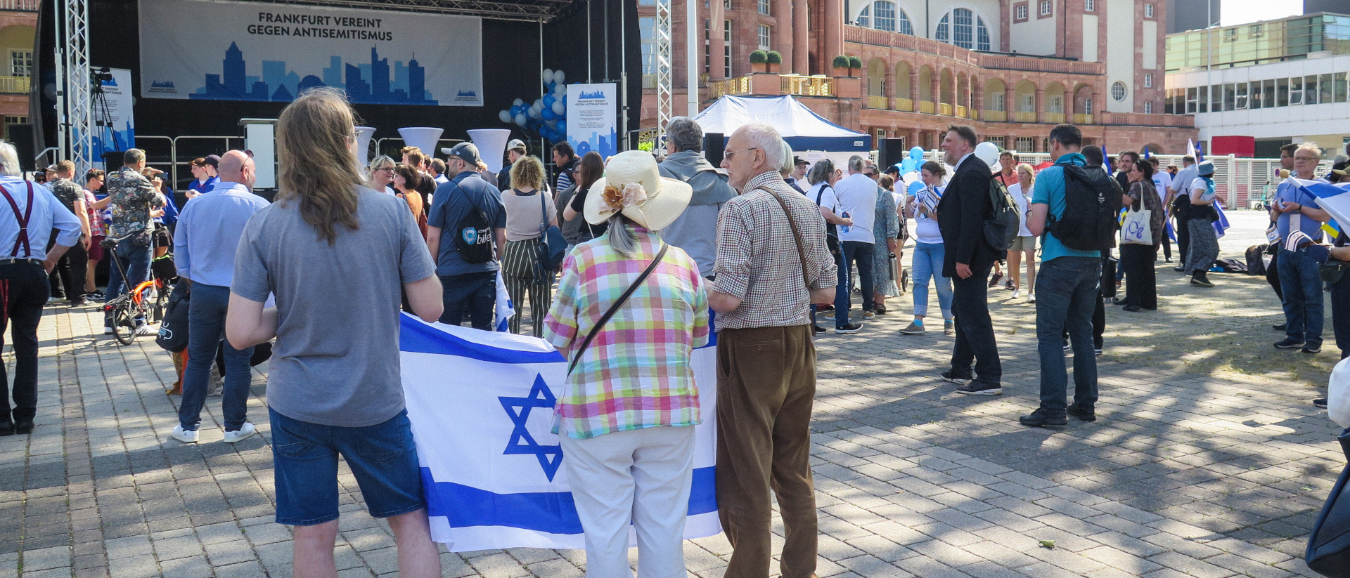 Menschen mit einer israelischen Flagge protestieren vor der Festhalle gegen das Roger-Waters-Konzert am 28. Mai 2023 in Frankfurt.