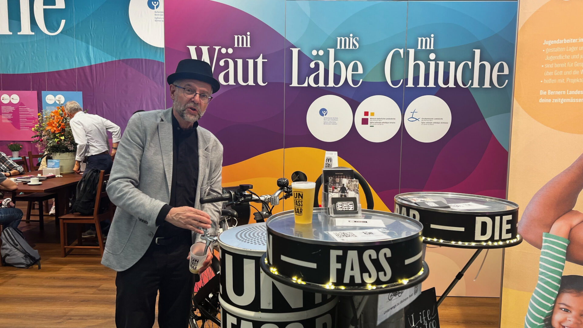 Bernhard Jungen und die «Unfassbar» - ein Fahrrad mit Bierfass. Er ist dieses Jahr Gast der Berner Landeskirchen