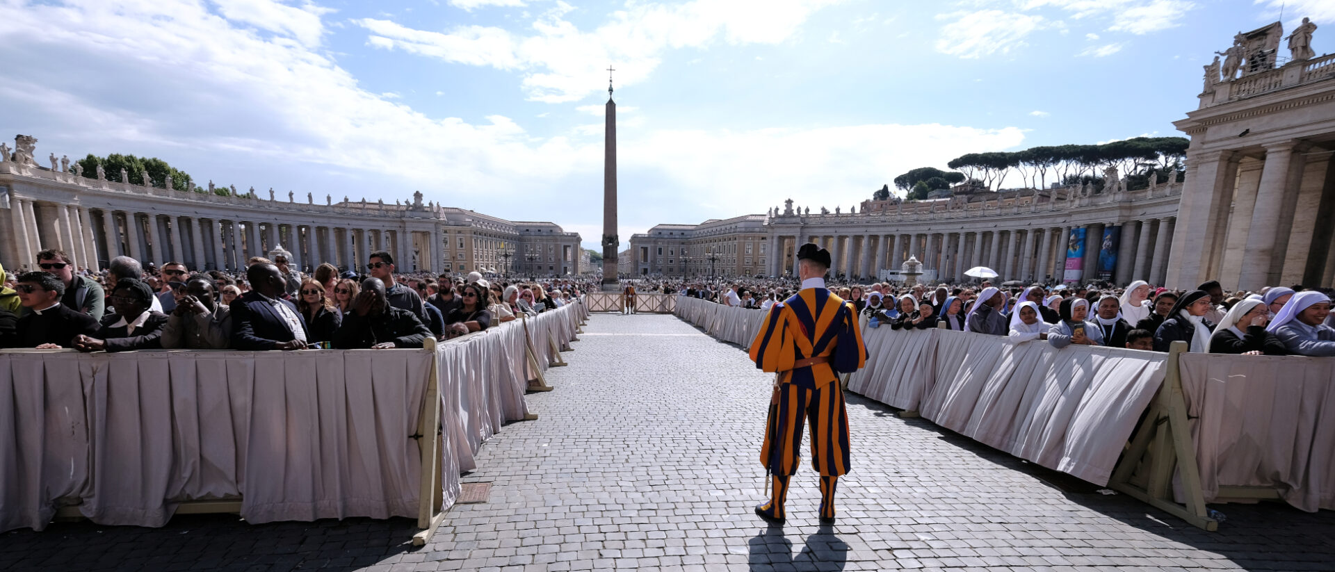 Wachsamer Schweizergardist auf dem Petersplatz in Rom während einer Audienz von Papst Franziskus.