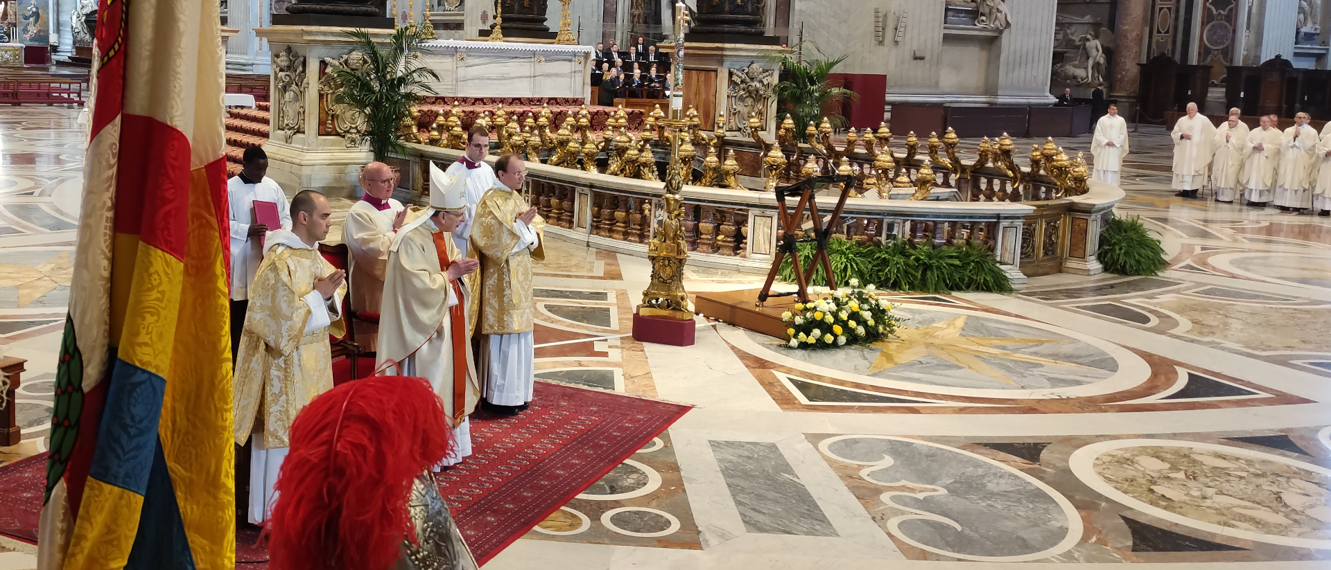 Kardinal Kurt Koch (vorne Mitte) feiert mit den Schweizergardisten eine Messe im Petersdom.