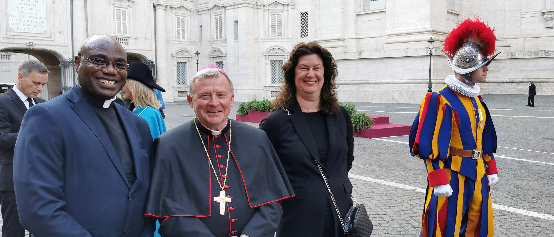 In Rom: Der Basler Weihbischof Josef Stübi, links Bischofsvikar Valentine Koledoye, rechts Tatjana Disteli, Generalsekretärin der Aargauer Landeskirche.
