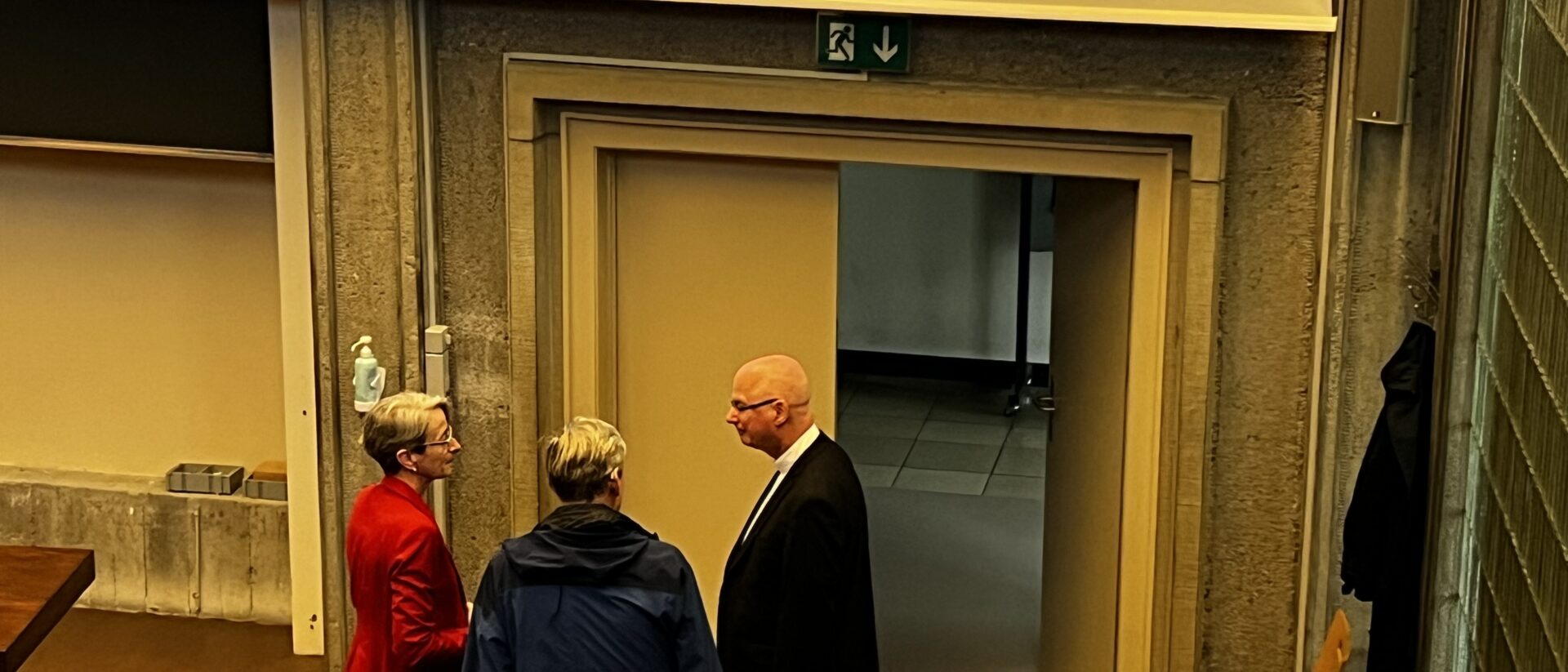 Bischof Morerod im Gespräch mit Tanja Itgenhorst (links) vor Beginn der Veranstaltung.