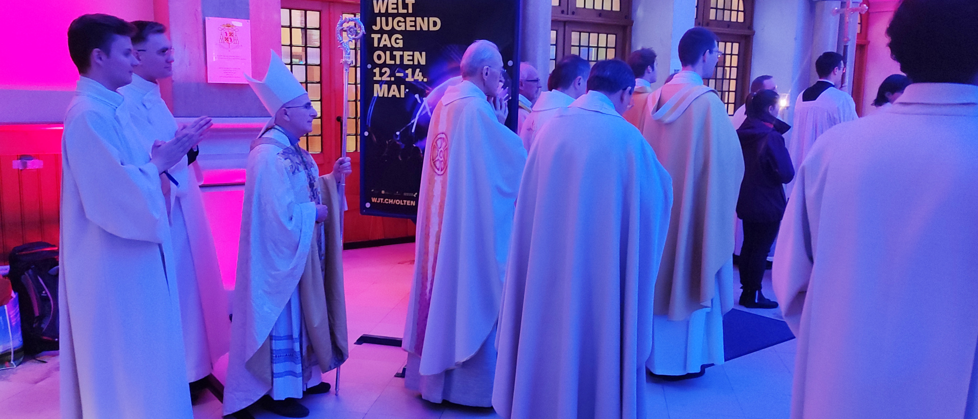 Auftritt der Kleriker am Weltjugendtag-Gottesdienst – Bischof Bonnemain (3.v.l.)