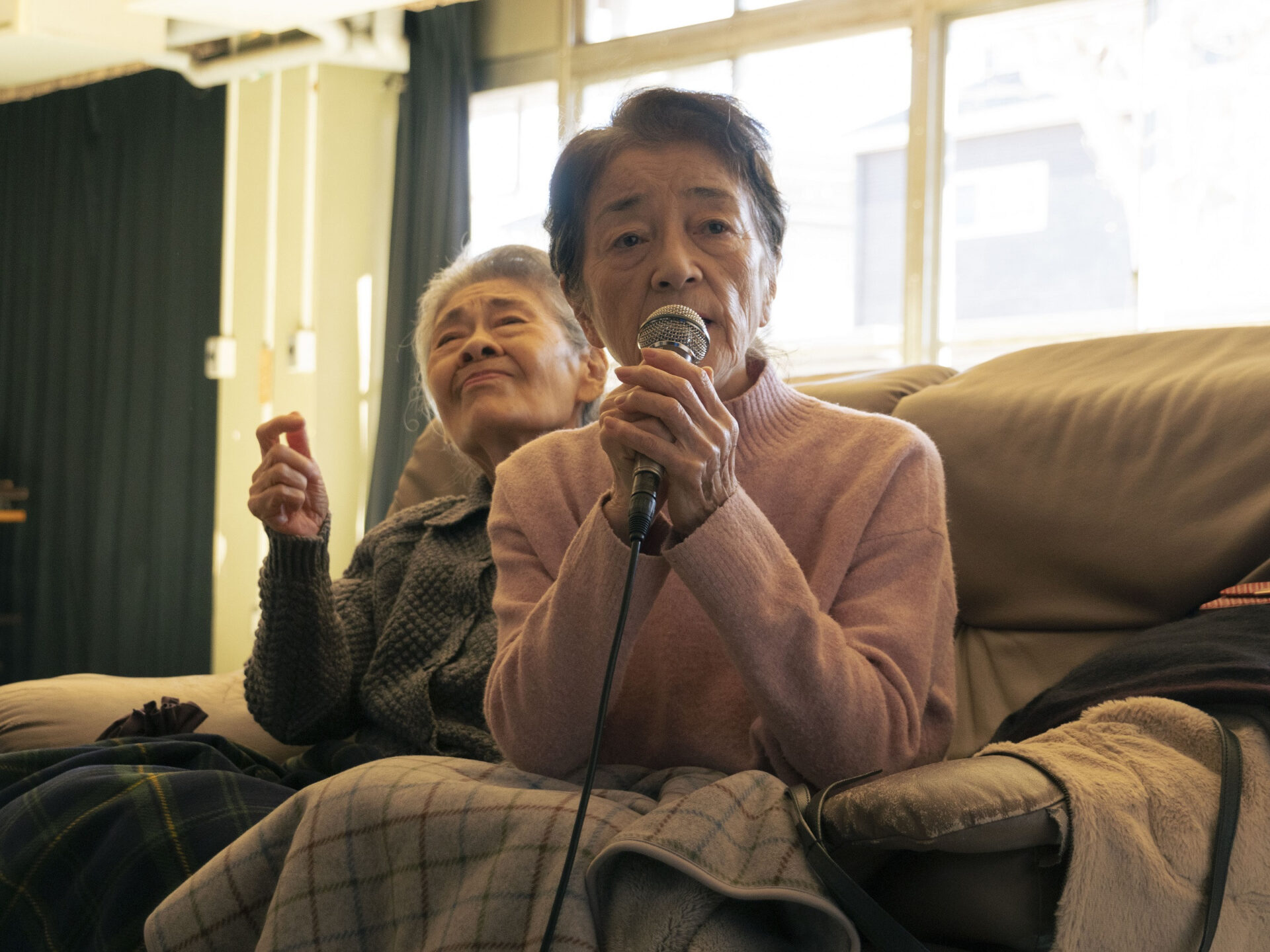 Karaoke-Singen als Rückzugsmöglichkeit in bessere Zeiten.