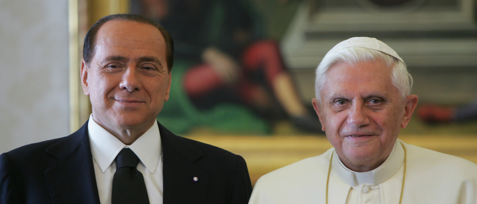 Ministerpräsident Silvio Berlusconi und Papst Benedikt XVI. im November 2005 in einer Privataudienz im Vatikan.