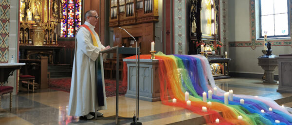 Martin Stewen eröffnet den ökumenischen Gottesdienst zur "Zurich Pride" in der Kirche St. Peter und Paul 2023 | Charles Martig
