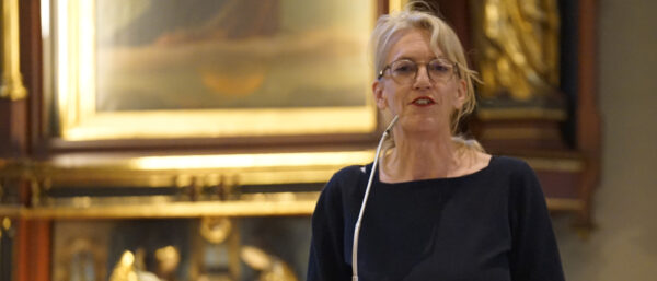 Franziska Driessen-Reding spricht am Trauergottesdienst und würdigt Peter Henrici als Medienbischof