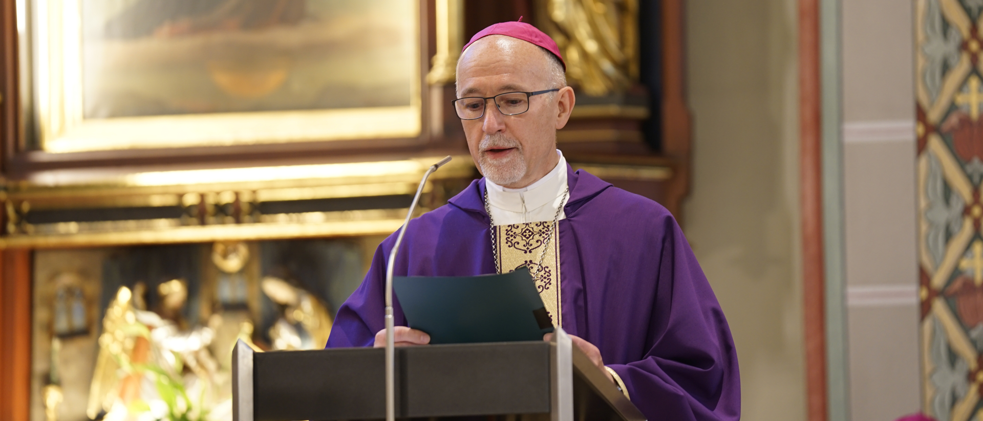 Nuntius Martin Krebs liest die Beileidsadresse von Kardinal Pietro Parolin - am Trauergottesdienst für den Peter Henrici