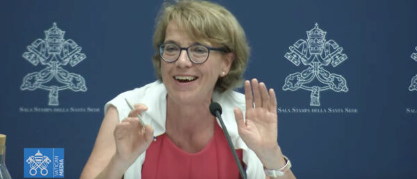 Helena Jeppesen auf der Pressekonferenz im Vatikan am 20. Juni 2023. | YouTube