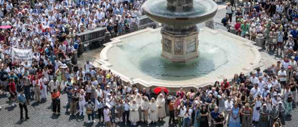 Menschenmenge beim Angelus-Gebet. | Cristian Gennari/Romano Siciliani/KNA
