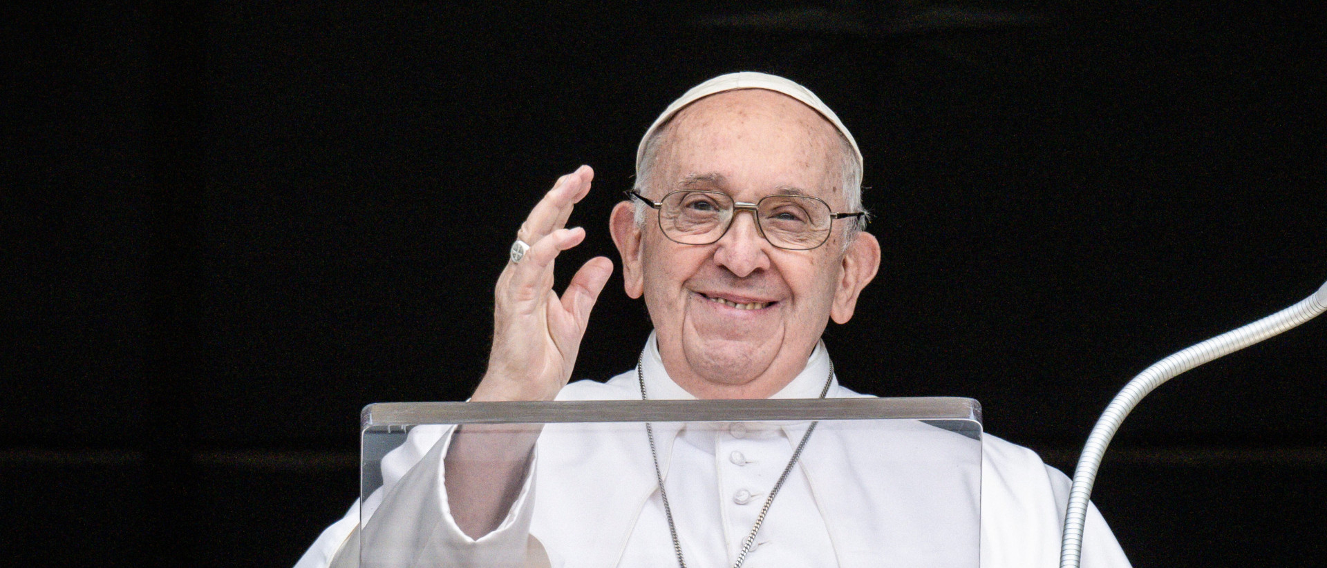 Papst Franziskus steht am Fenster des Apostolischen Palastes beim Angelus-Gebet am 18. Juni 2023 im Vatikan.