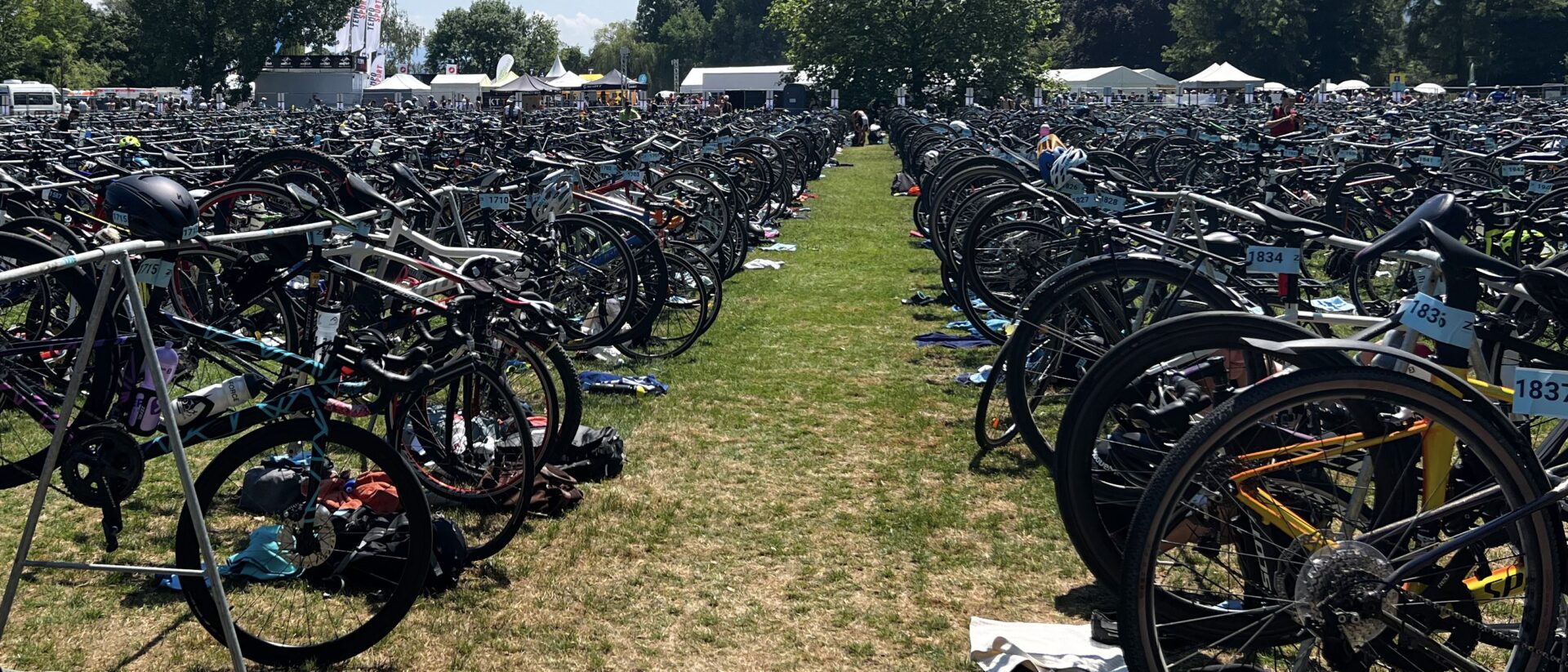 Fahrräder in der Wechselzone. Über 4000 Personen haben am Triathlon teilgenommen.