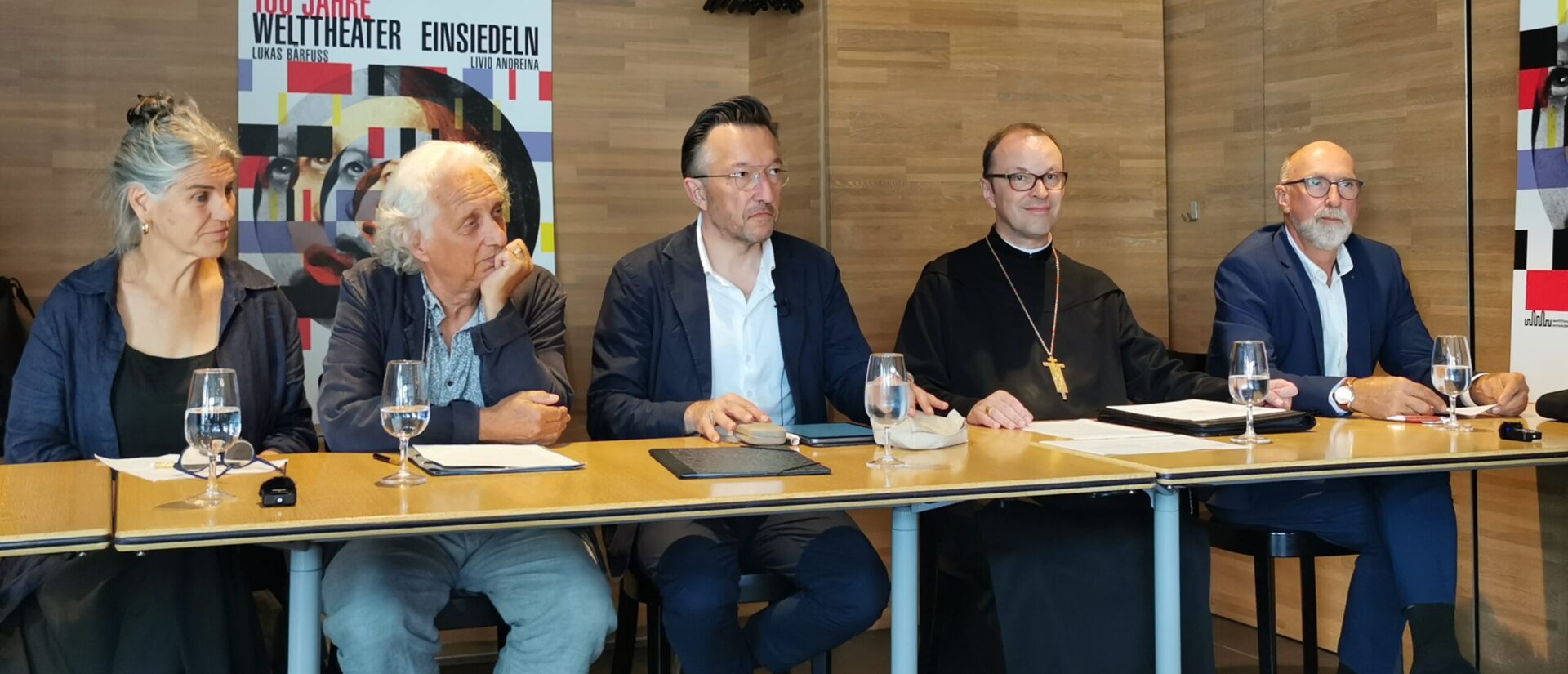 Stehen den Medien Rede und Antwort: Das Team des Welttheaters 2024.