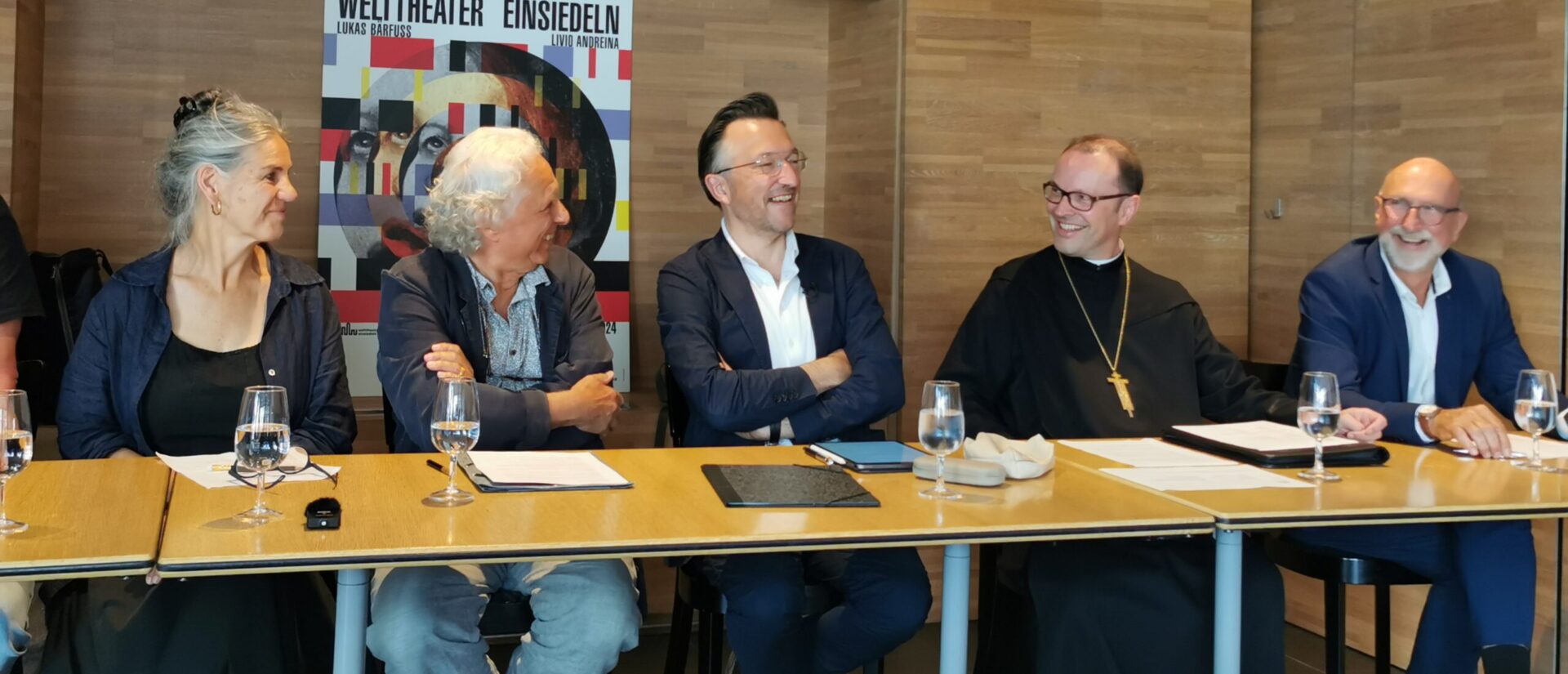 Gelöste Stimmung bei der Medienkonferenz zum Welttheater 2024 in Einsiedeln.