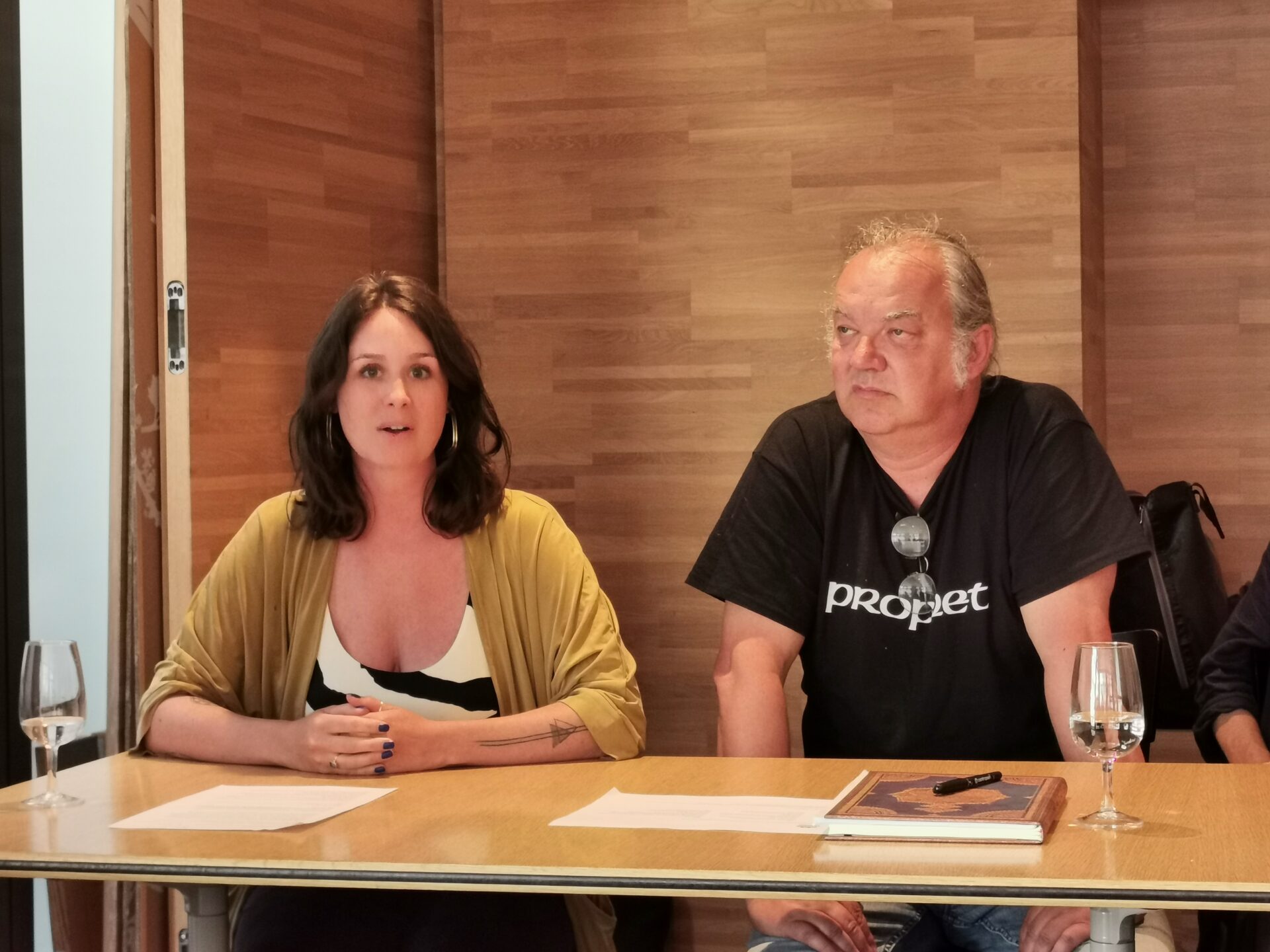 Die Theaterpädagogin Nina Halpern sowie der Musiker und Komponist Bruno Amstad während der Medienkonfrenz in Einsiedeln