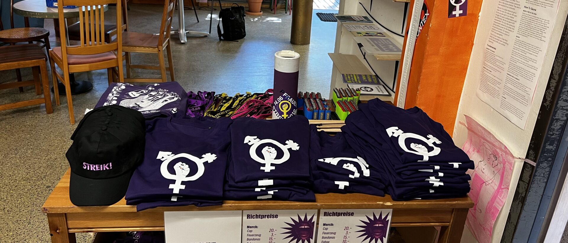 Passend gekleidet zum Streik: T-Shirts, Bandanas und Mützen sind im Streikhaus vorhanden