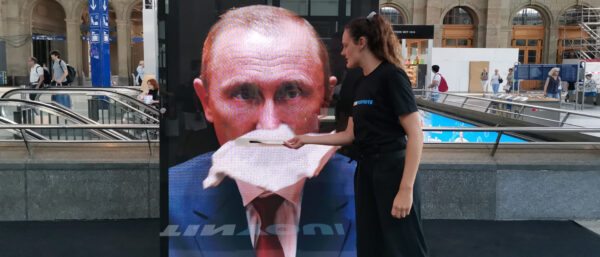 Hinein in den Schlund: Putin schluckt das Abstimmungscouvert. Viola Wenger zeigt, wie es geht. | Sarah Stutte