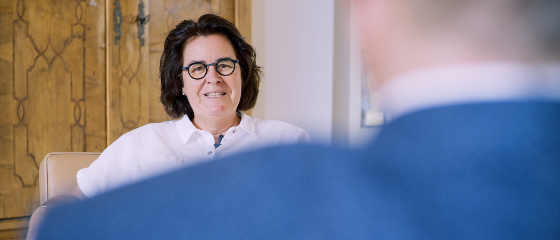 Sibylle Hardegger im Gespräch mit Weihbischof Josef Stübi | © Silvan Maximilian Hohl