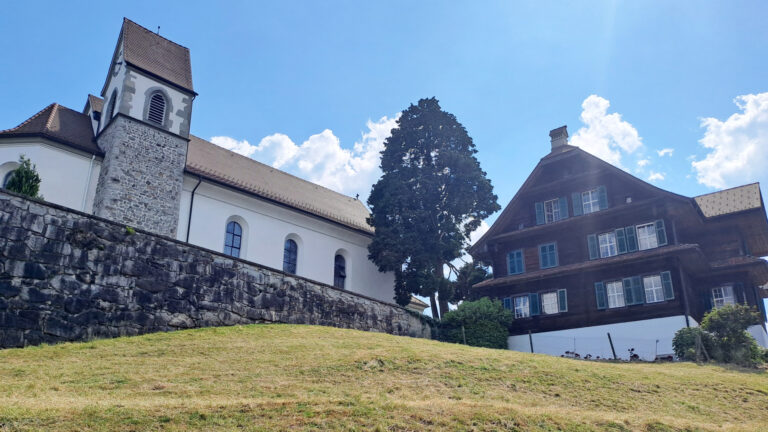 Kirche und Pfarrhaus in Risch
