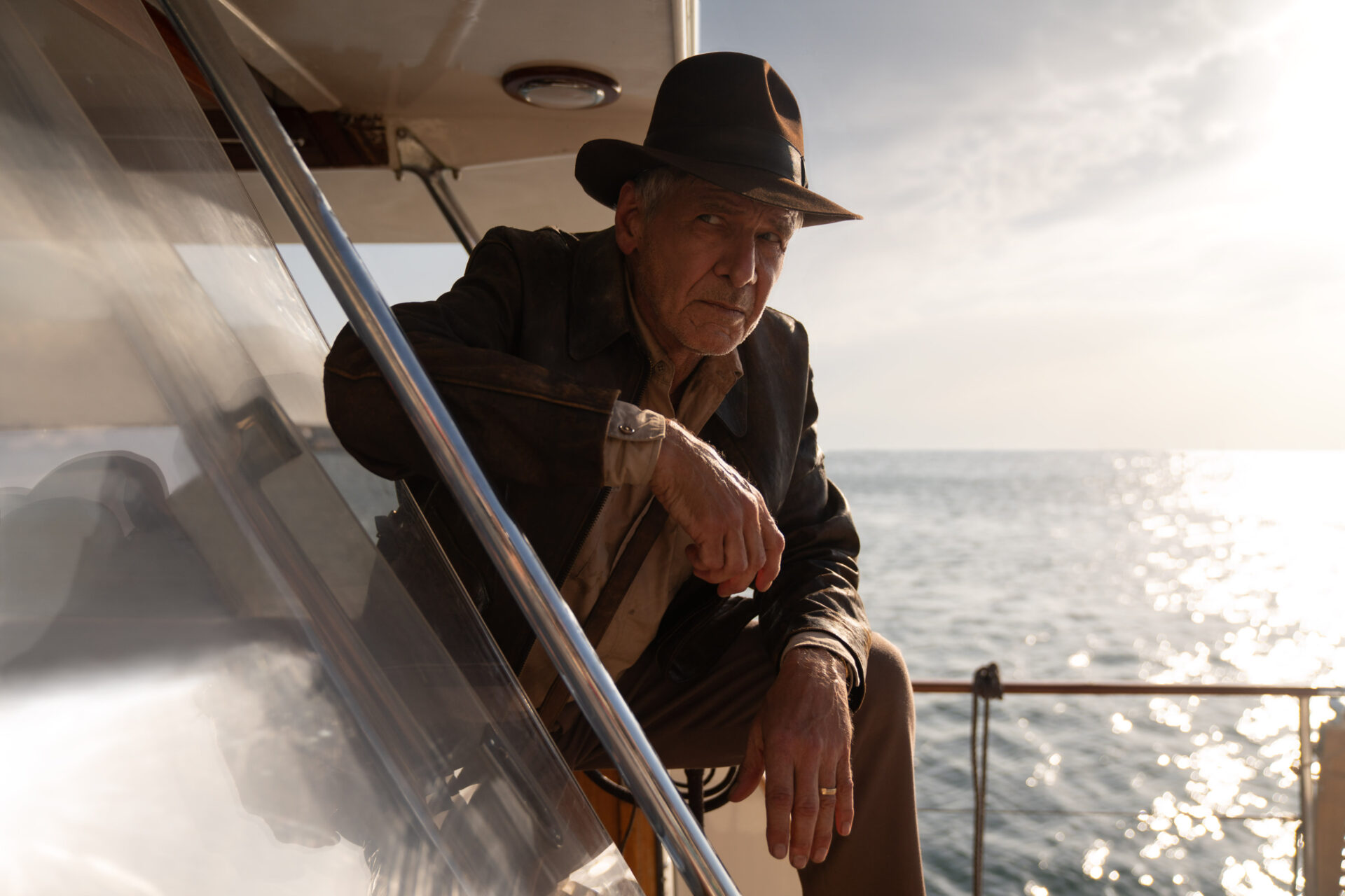 Nur echt mit dem Fedora: Archäologe und Abenteurer Indiana Jones (Harrison Ford) traut der Sache nicht so richtig.