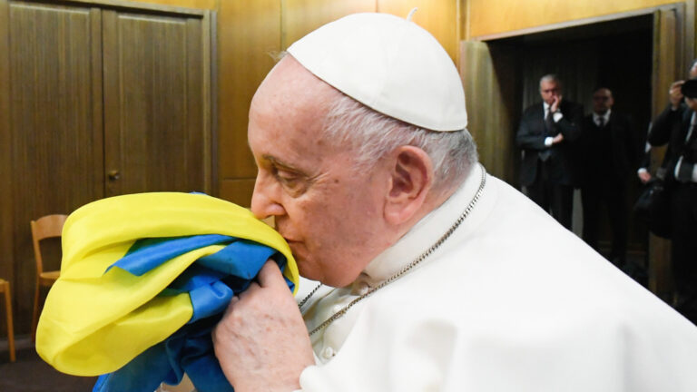 Papst Franziskus mit ukrainischer Flagge. | KNA