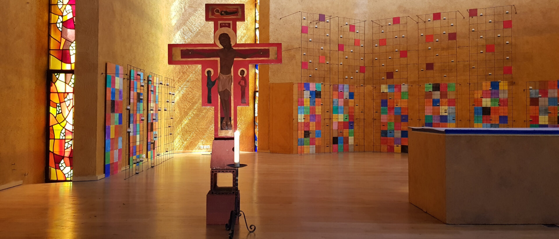 Der Altarbereich in der Kirche von Taizé
