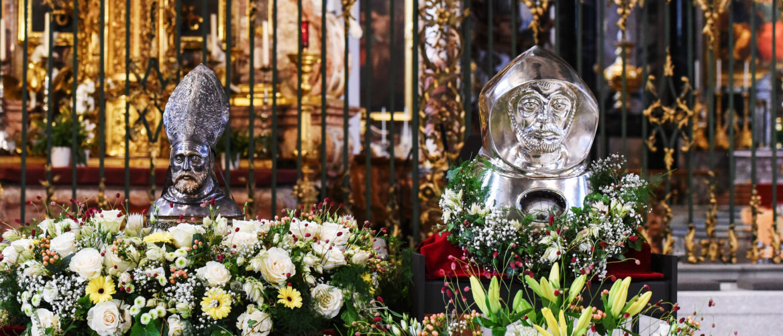 Reliquiare des heiligen Kolumban (links) und des heiligen Gallus, in der Kathedrale St. Gallen. | Thomas Hutter