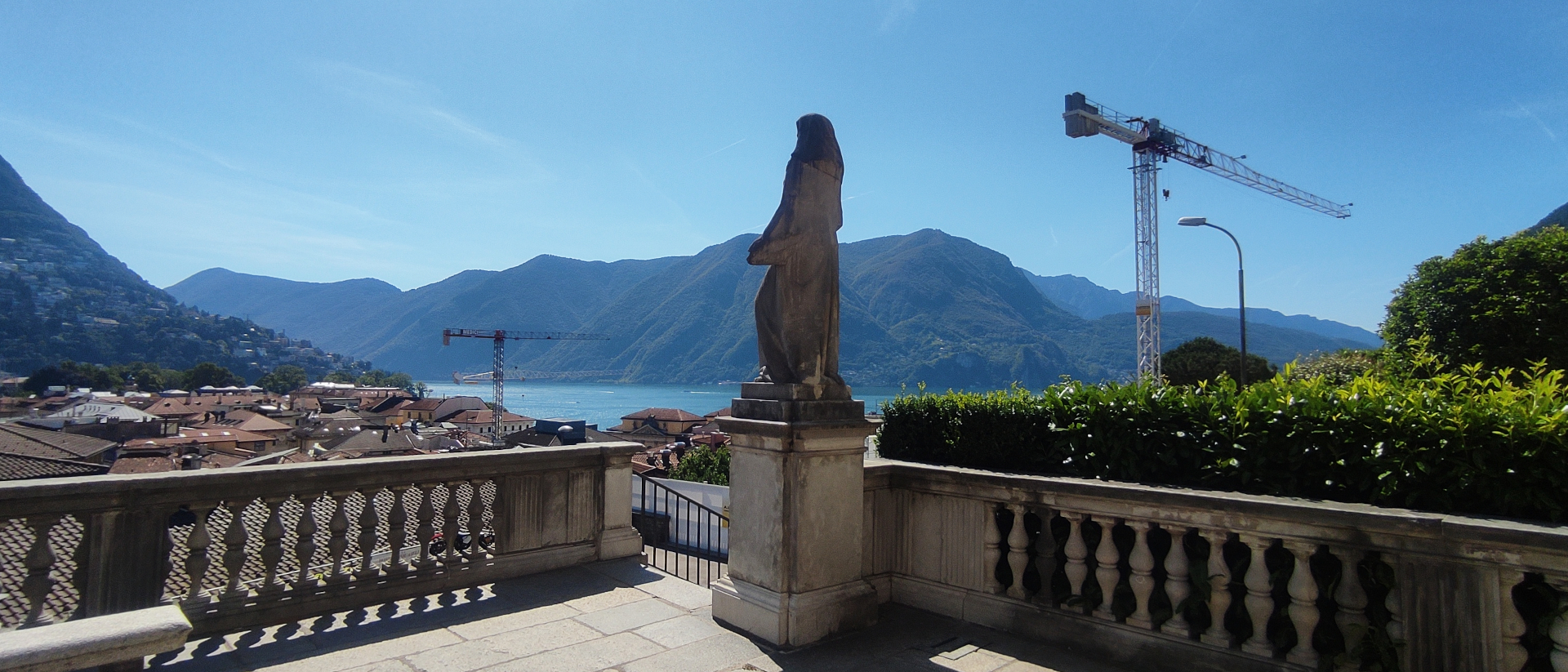 Platz vor der Kathedrale in Lugano