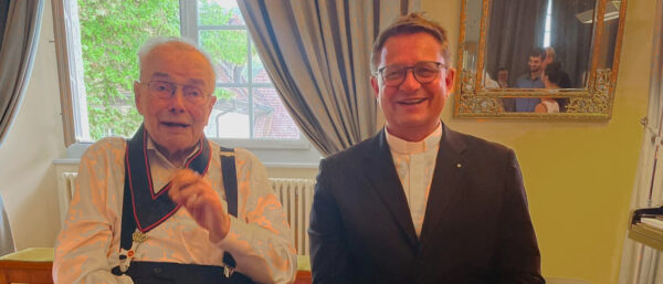 Anton Cadotsch und Bischof Felix Gmür bei der Geburtstagsfeier. | zVg