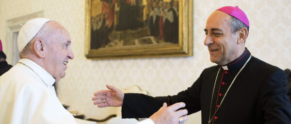 Papst Franziskus und Kardinal Victor Manuel Fernandez, Präfekt des Dikasteriums für die Glaubenslehre (Archivbild 2019). | KNA