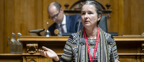 Die Luzerner SVP-Nationalrätin Yvette Estermann spricht im Nationalrat. | Keystone