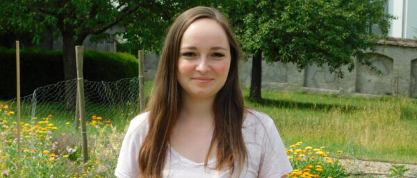Lagerleiterin Alessia Ravara im Garten der Pfarrei St. Anna in Frauenfeld. | Sarah Stutte