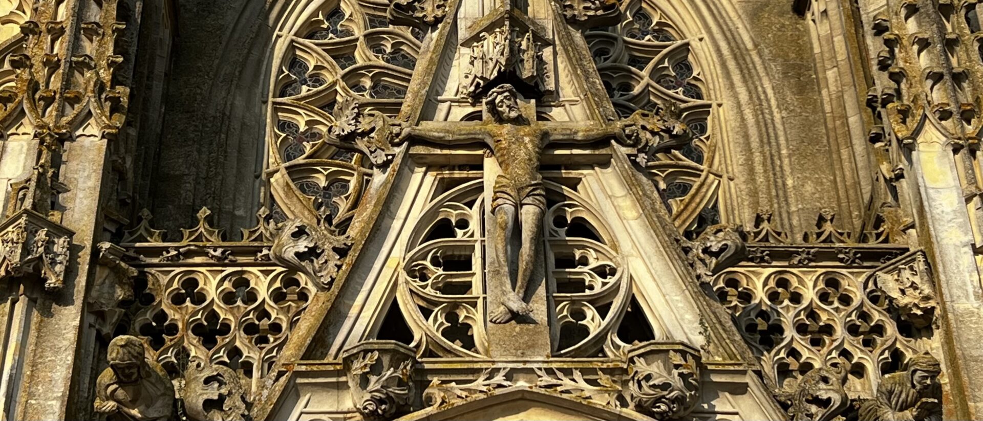 Geschützt im Kircheninneren: das göttliche Geheimnis dessen Mittlerin die katholische Kirche ist.