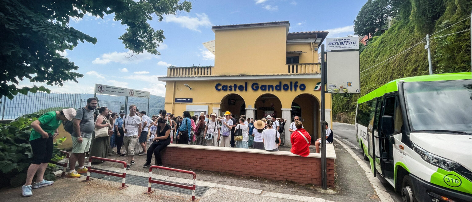 Menschen vor der Haltestation Castel Gandolfo am 22. Juli 2023 in Castel Gandolfo (Italien). | KNA