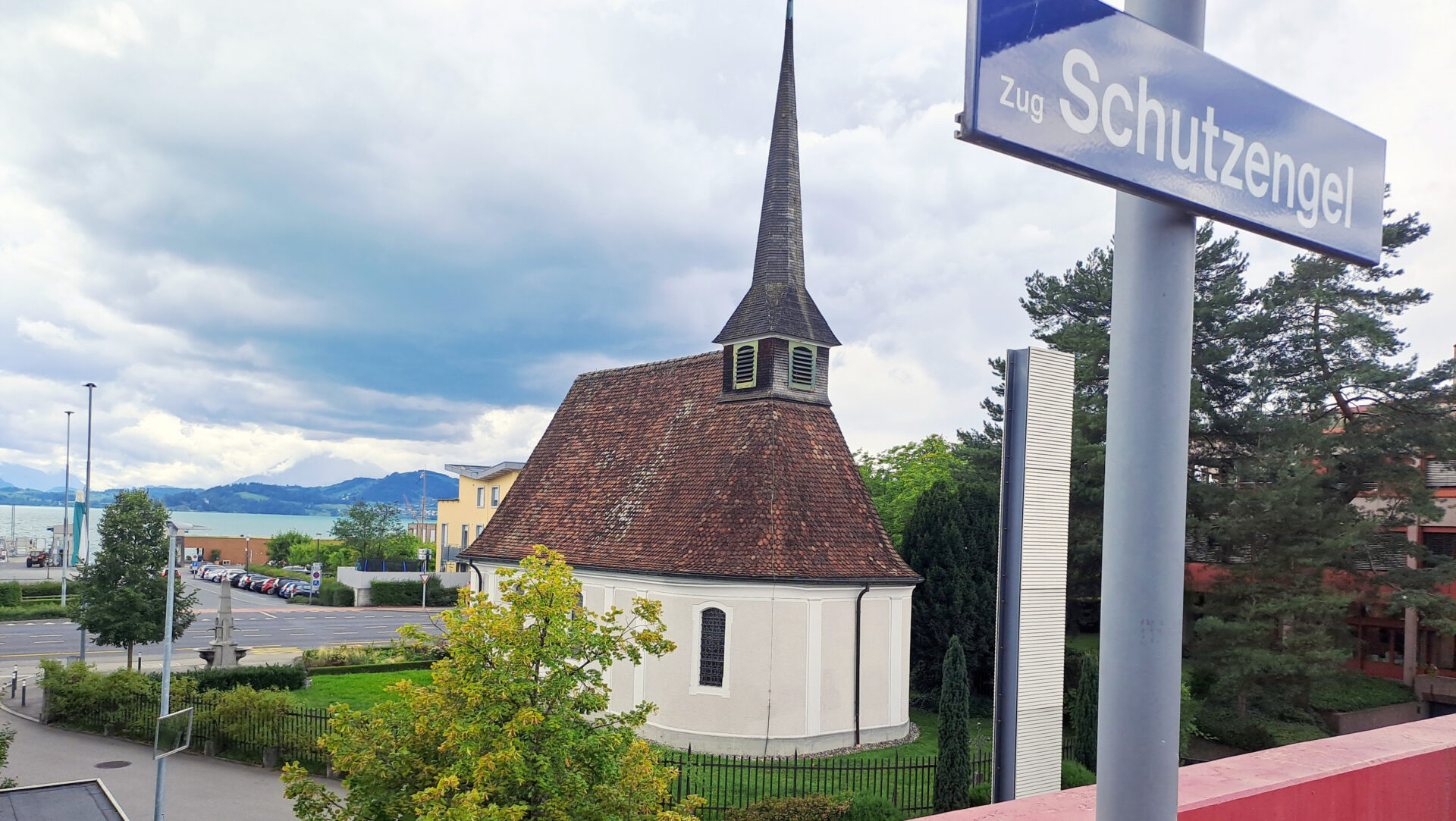 Die Zuger Bahnhaltestelle Schutzengel und die Schutzengelkapelle gleich daneben.