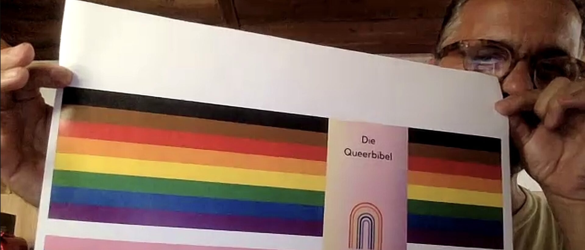 Meinrad Furrer hält den EInband der Queerbibel in die Kamera