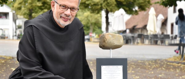 Pater Ludwig Ziegerer mit dem Pflasterstein aus Einsiedeln. | Barbara Ludwig