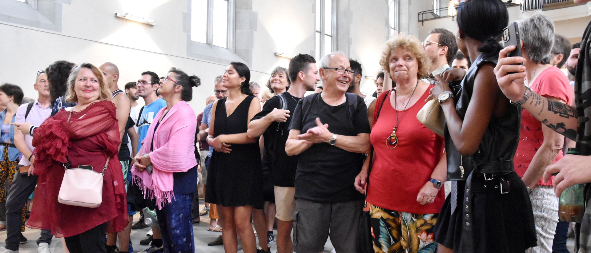 Junge und ältere Menschen im Raver-Gottesdienst in der Wasserkirche Zürich.