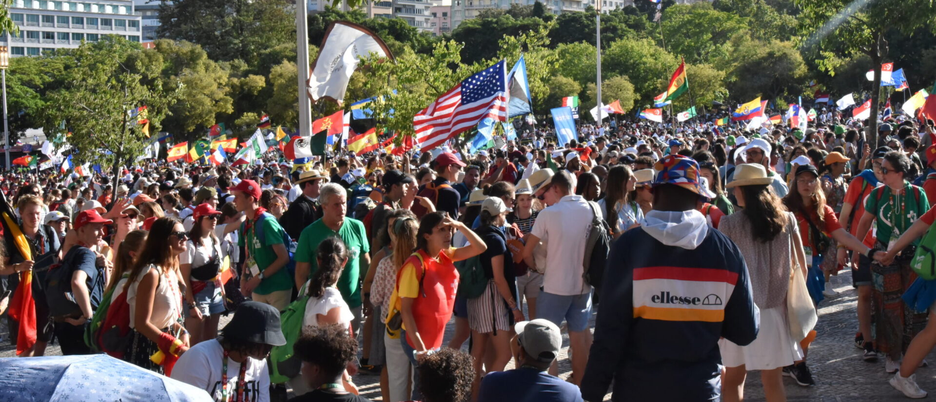 Tausende Teilnehmende sind im Park Eduardo VII in Lissabon für die Eröffnungsmesse des Weltjugendtages am 1. August zusammengekommen.