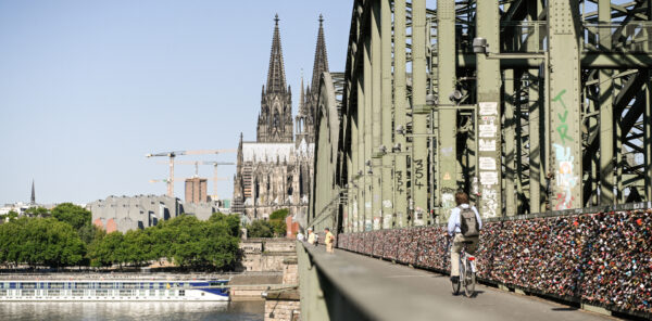 Blick über die Hohenzollernbrücke auf den Kölner Dom. | KNA