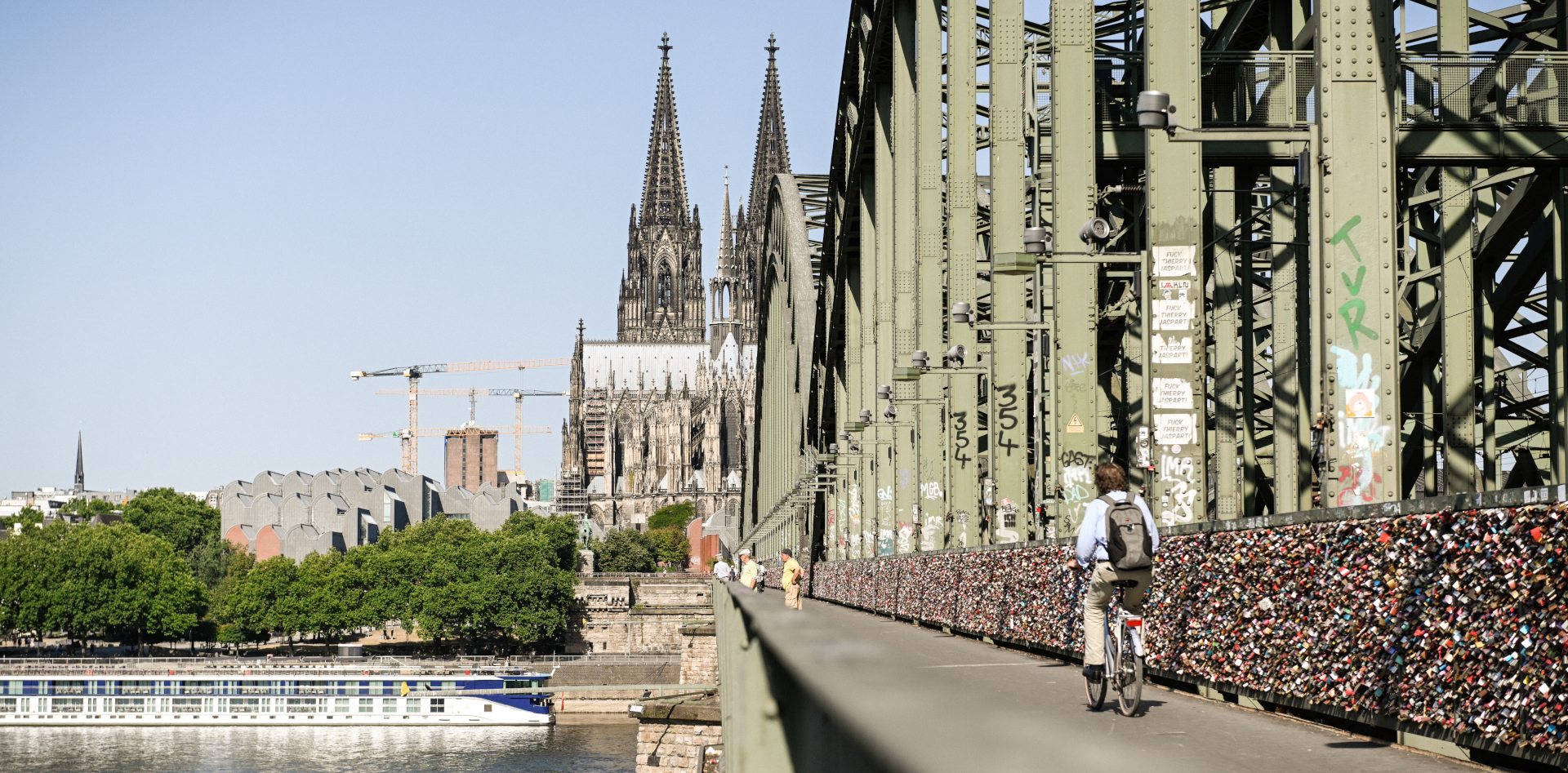 Blick über die Hohenzollernbrücke auf den Kölner Dom.
