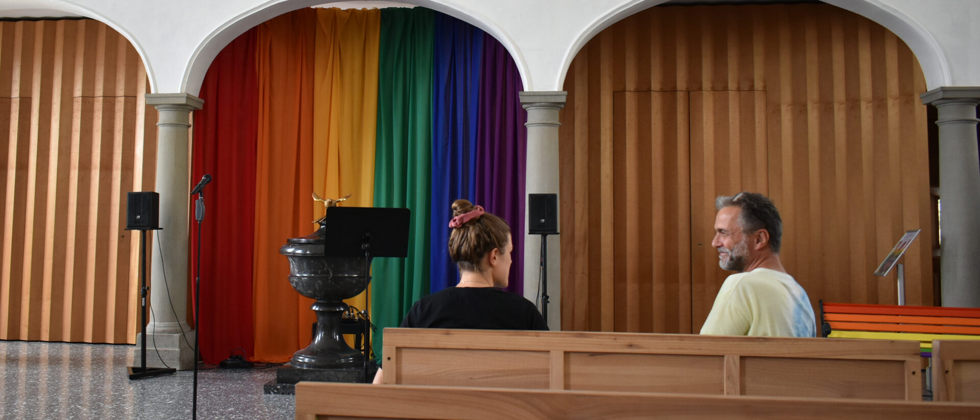 Meinrad Furrer (r.) und Susanne Klöti in der Peterskapelle